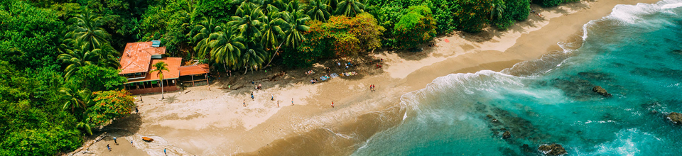 Um destino turístico tropical com uma praia de areia e um mar azul-turquesa.